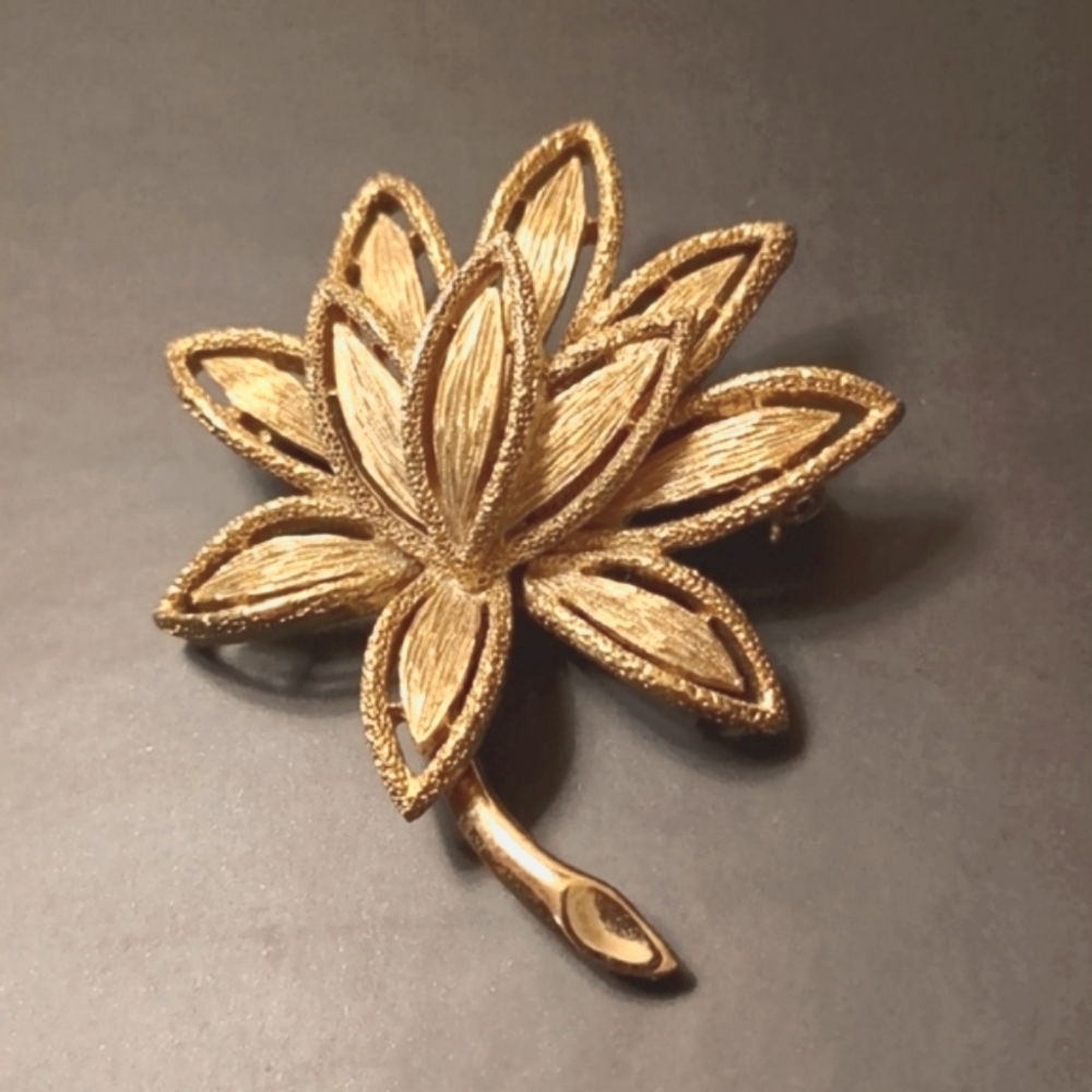 VINTAGE AVON LEAF BROOCH